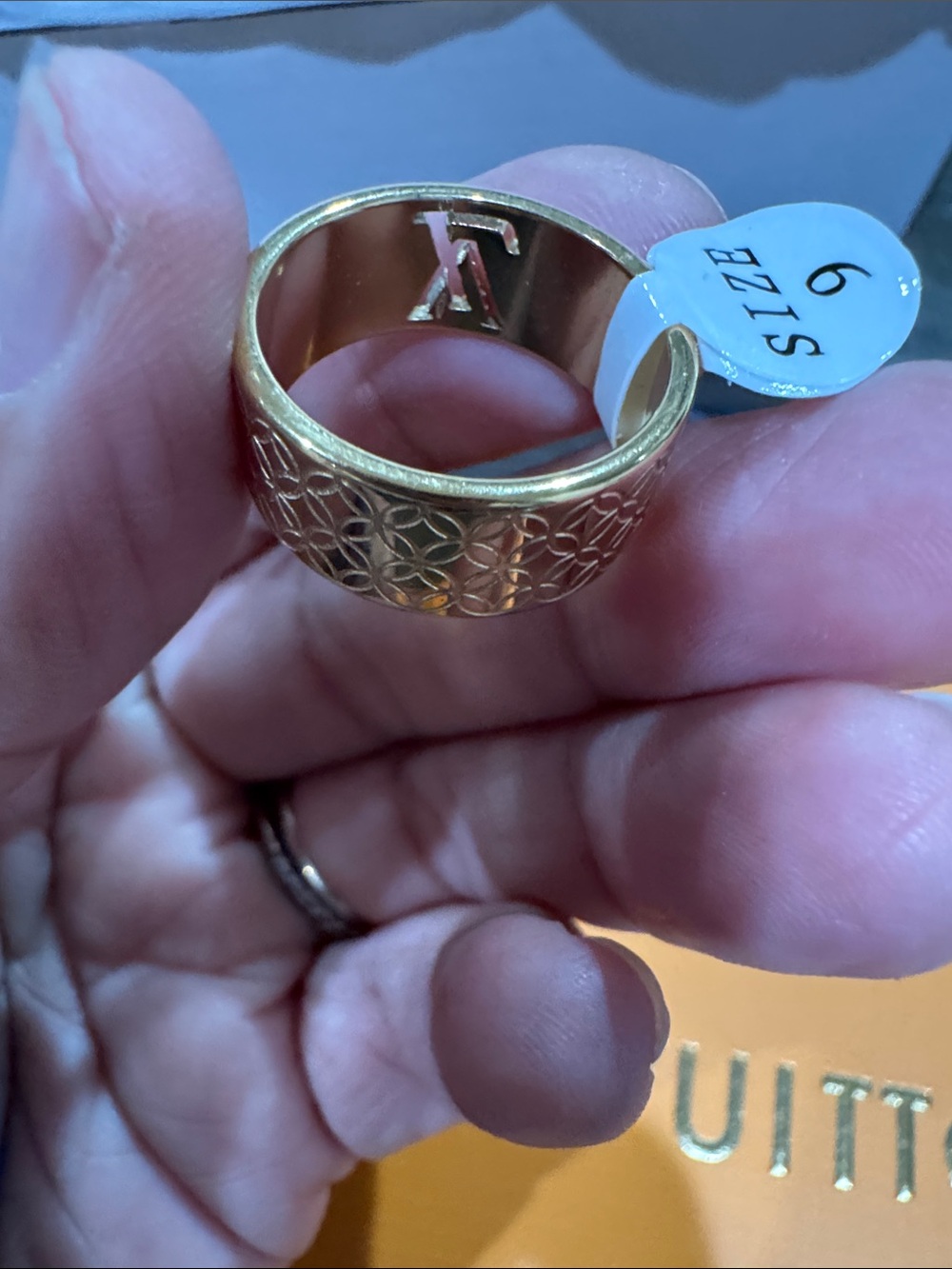 L Monogram Pattern Ring - Picture 4 of 5